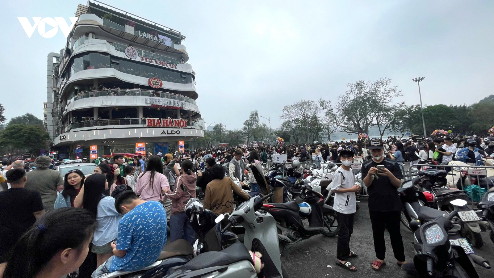 Người dân vẫn chen chân chụp ảnh tòa nhà "Hàm cá mập" trong ngày đầu phân luồng